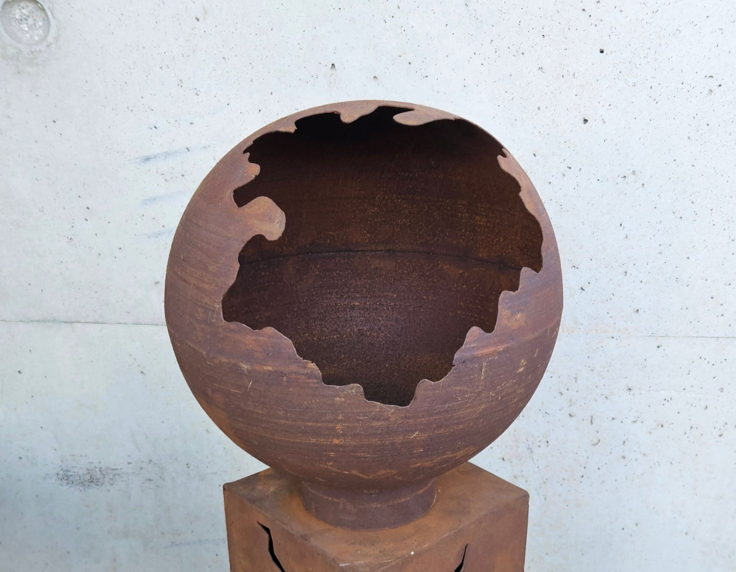 Sellette et Boule en acier rouillé